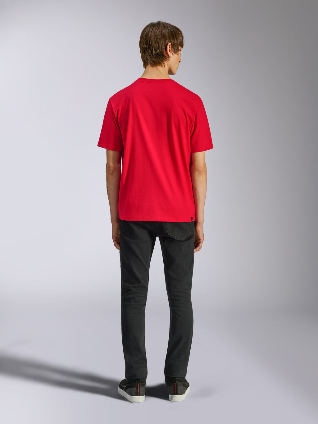 Alpinestars Ageless Shadow CSF Tee, T-shirt met korte mouwen, rood, achteraanzicht op model met zwarte broek, casual motorsport streetwear