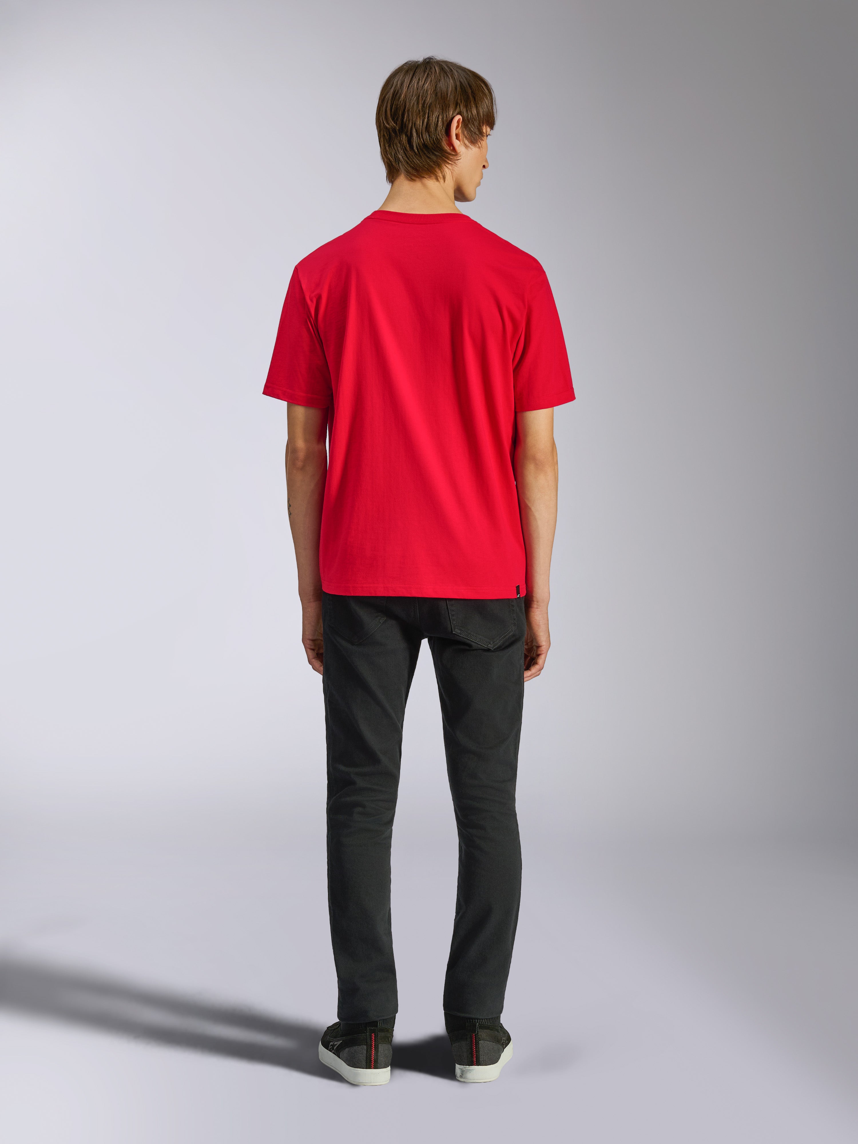 Alpinestars Ageless Shadow CSF Tee, T-shirt met korte mouwen, rood, achteraanzicht op model met zwarte broek, casual motorsport streetwear