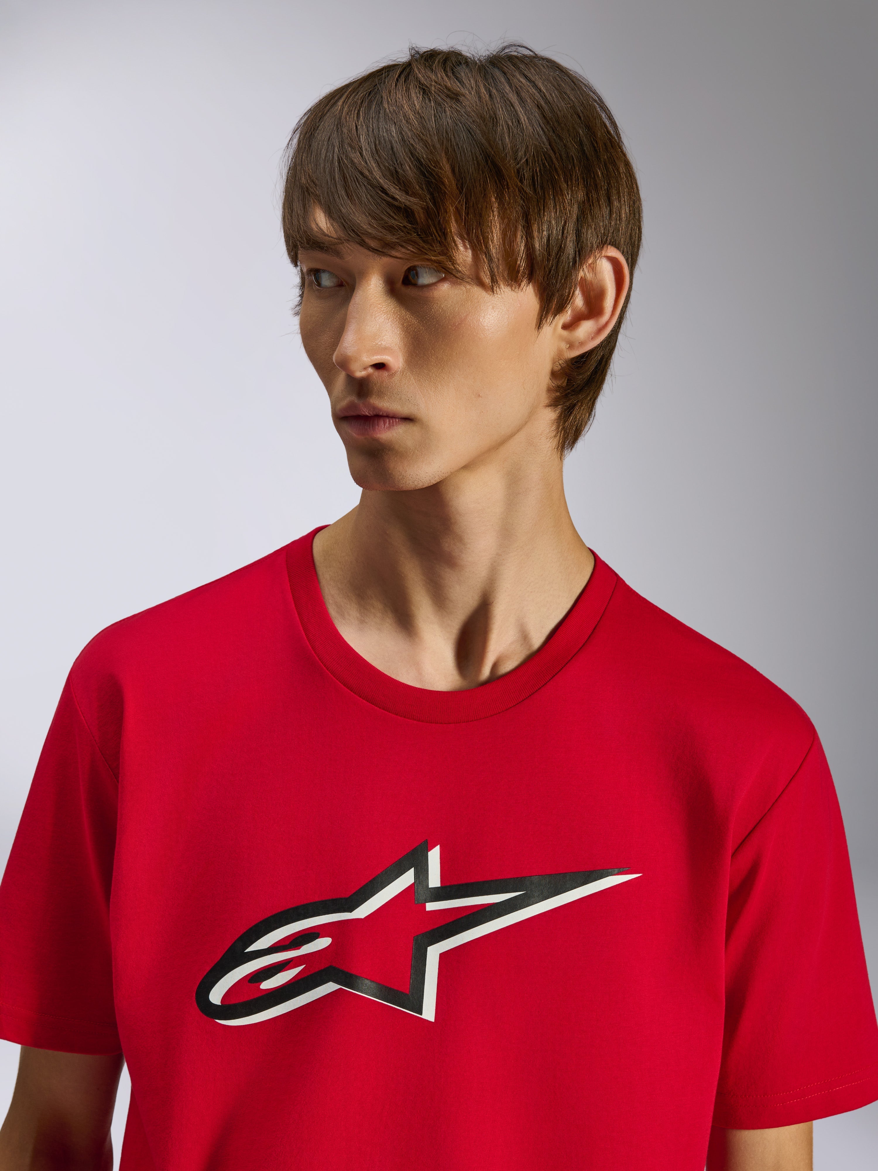 Alpinestars Ageless Shadow CSF Tee, t-shirt met korte mouwen, rood, Ageless-sterlogo op de voorzijde met zwart-wit schaduweffect, gedragen door een model, casual motorsport-geïnspireerd ontwerp