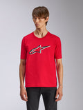 Alpinestars Ageless Shadow CSF Tee, rood T-shirt met korte mouwen, voorzien van een Ageless-logo op de voorkant met zwarte en witte contouren, gedragen door een man met een zwarte broek, casual motorsport streetwear