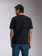 Alpinestars Ageless Shadow CSF Tee, T-shirt met korte mouwen, zwart, achteraanzicht op model, effen ontwerp met een casual streetwear pasvorm