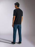 Alpinestars Ageless Shadow CSF Tee, T-shirt met korte mouwen, zwart, achteraanzicht, gedragen met een blauwe spijkerbroek en zwarte sneakers, casual streetwear geïnspireerd op de motorsport