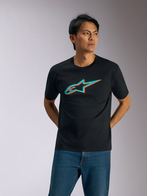 Alpinestars Ageless Shadow CSF Tee, t-shirt à manches courtes, noir avec logo effet ombre turquoise et orange, porté par un homme avec un jean bleu, streetwear décontracté motorsport