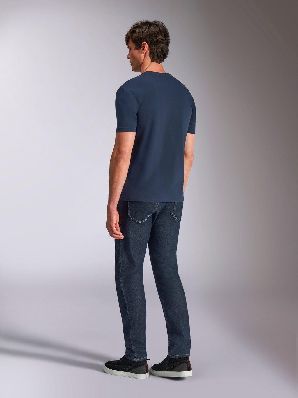 Alpinestars Ageless Shadow CSF Tee, T-shirt met korte mouwen, navy, achteraanzicht op model, gedragen met donkere denim jeans en zwarte sneakers, casual lifestyle streetwear
