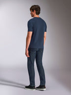 Alpinestars Ageless Shadow CSF Tee, T-shirt met korte mouwen, navy, achteraanzicht op model, gedragen met donkere denim jeans en zwarte sneakers, casual lifestyle streetwear