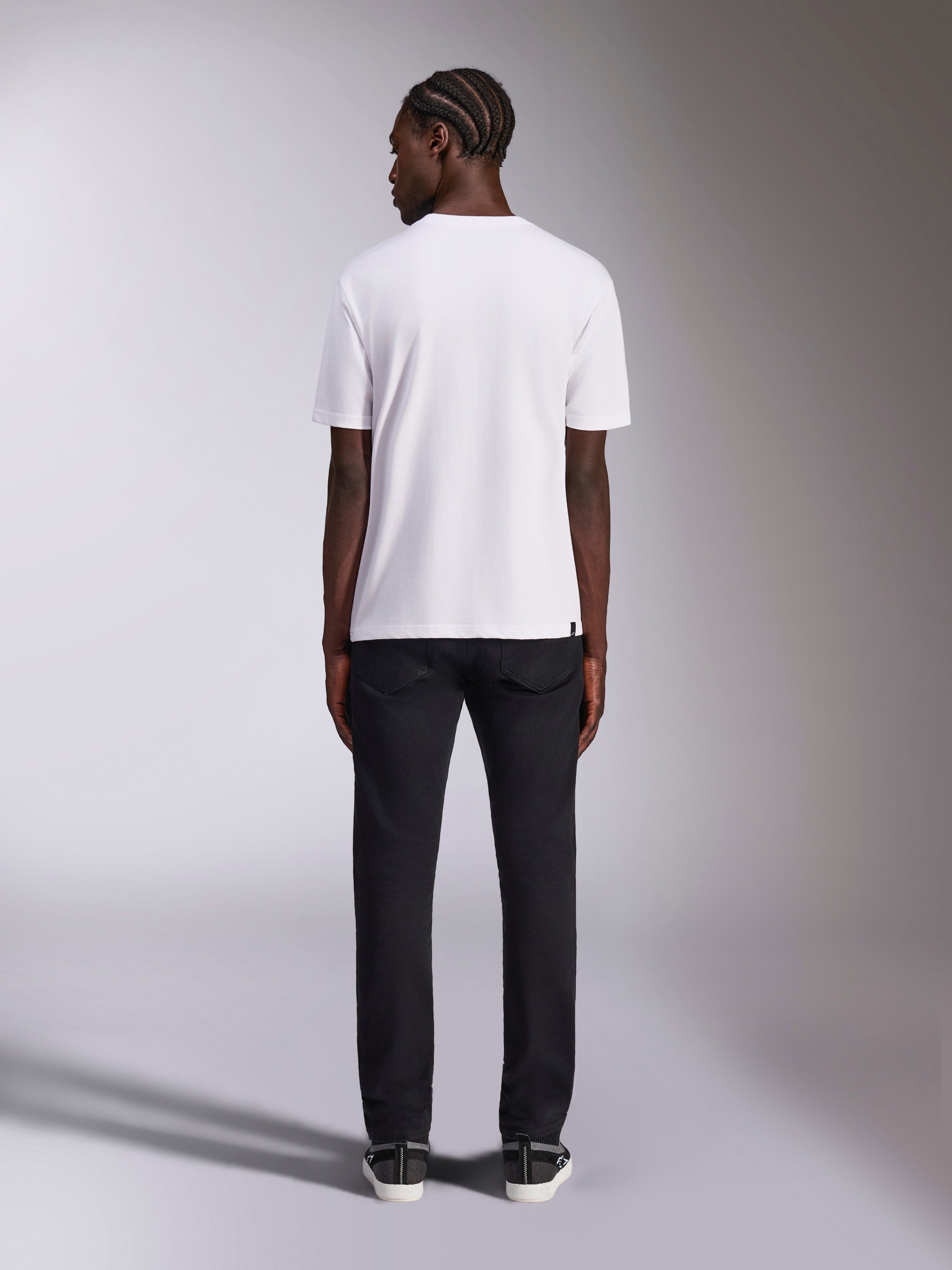 Alpinestars Always 2.0 CSF Tee, wit T-shirt met korte mouwen, achteraanzicht op model met zwarte broek, casual motorsport-geïnspireerde streetwear