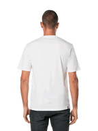 Alpinestars Blaze 2.0 CSF Tee, t-shirt à manches courtes, blanc et bleu marine, vue arrière d'un homme portant un t-shirt blanc uni avec un pantalon noir, streetwear motorsport décontracté