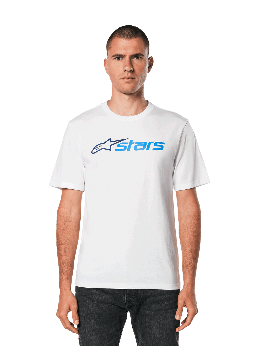 Alpinestars Blaze 2.0 CSF Tee, t-shirt blanc à manches courtes, logo graphique Alpinestars bleu, streetwear décontracté motorsport, porté avec un jean foncé