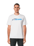 Alpinestars Blaze 2.0 CSF Tee, t-shirt blanc à manches courtes, logo graphique Alpinestars bleu, streetwear décontracté motorsport, porté avec un jean foncé