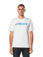 Alpinestars Blaze 2.0 CSF Tee, t-shirt blanc à manches courtes, logo graphique Alpinestars bleu, streetwear décontracté motorsport, porté avec un jean foncé