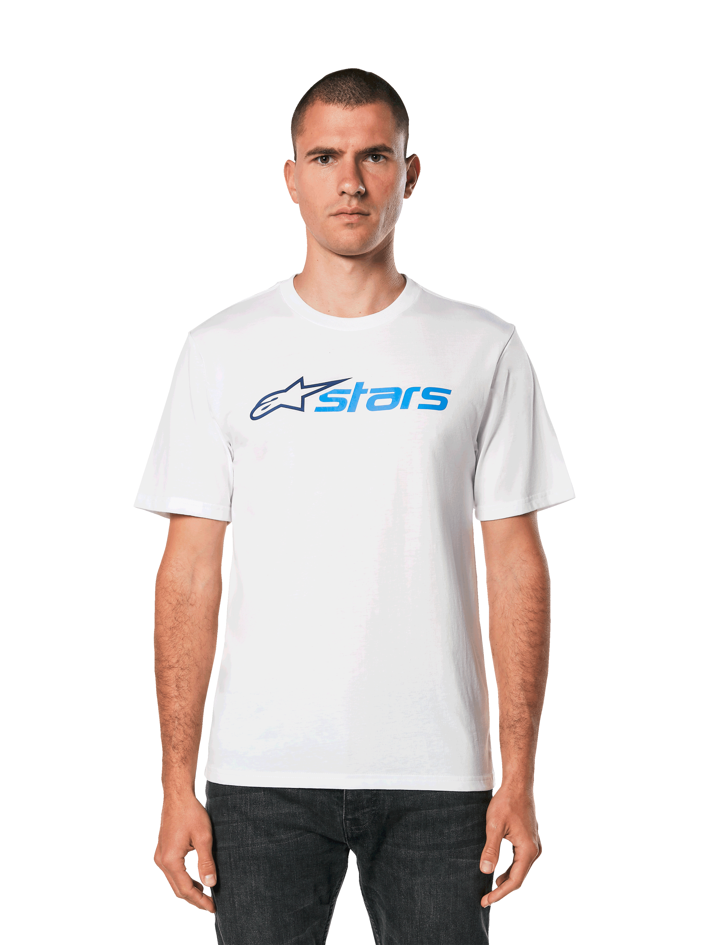 Alpinestars Blaze 2.0 CSF Tee, t-shirt blanc à manches courtes, logo graphique Alpinestars bleu, streetwear décontracté motorsport, porté avec un jean foncé