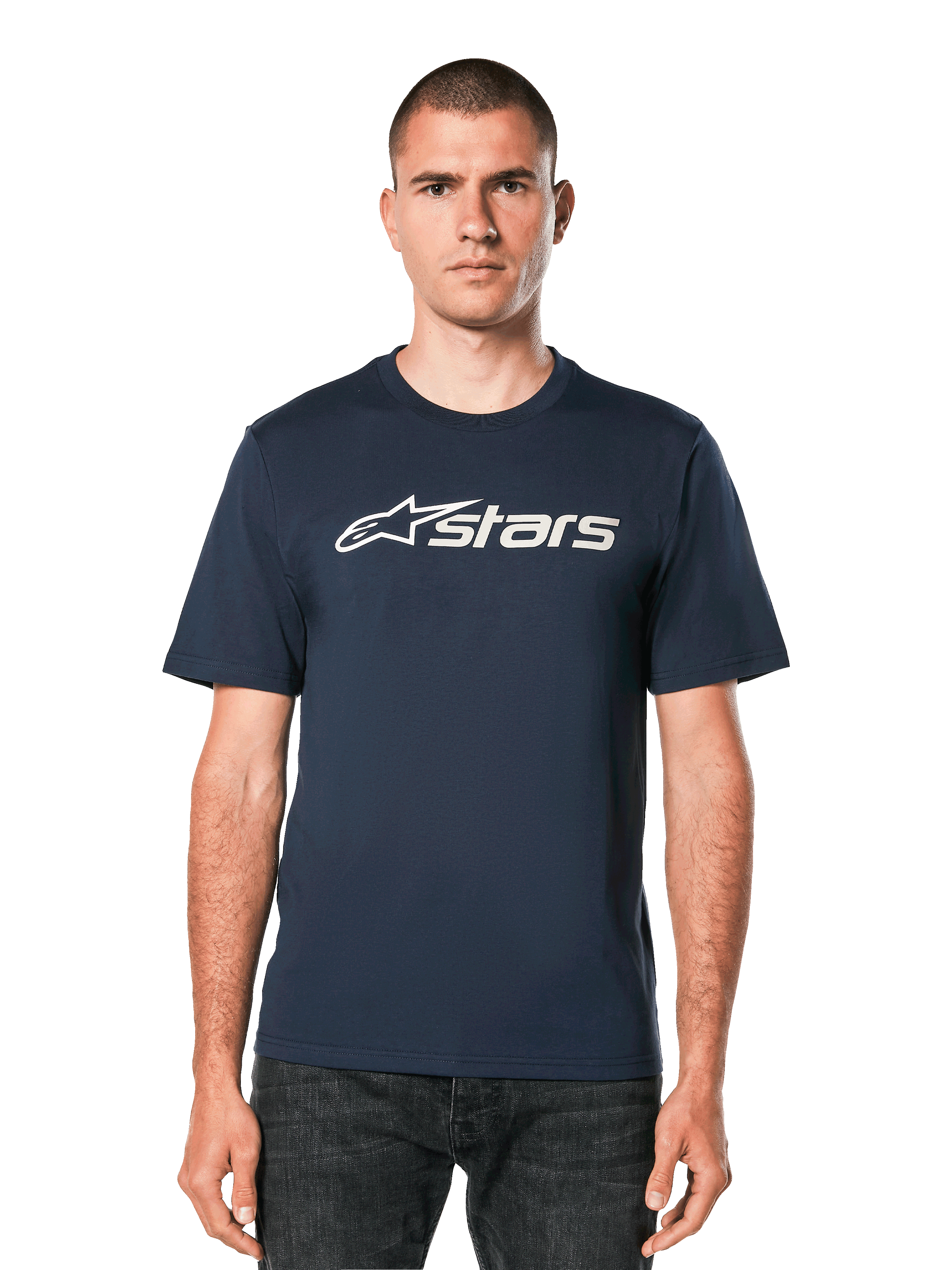 Alpinestars Blaze 2.0 CSF Tee, dunkelblaues kurzärmeliges T-Shirt mit weißer Astars-Logo-Grafik, getragen von einem Mann mit dunkler Jeans, lässige Motorsport-Lifestyle-Bekleidung