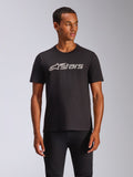 Alpinestars Blaze 2.0 CSF Tee, zwart T-shirt met korte mouwen gedragen door model, grijs en wit Alpinestars-logo op de borst, casual motorsport-geïnspireerde streetwear