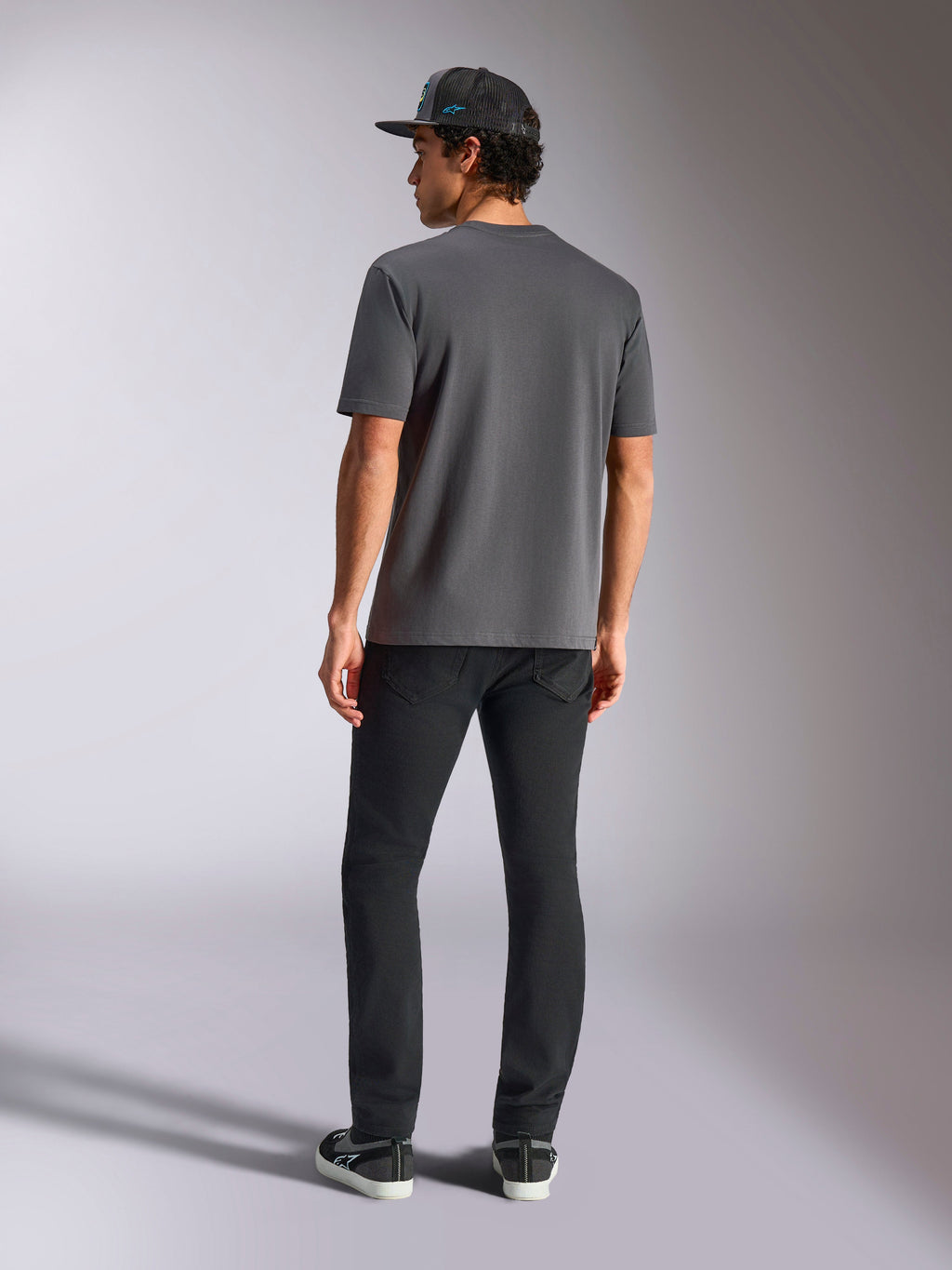Alpinestars Blaze 2.0 CSF Tee, houtskoolgrijs, achteraanzicht, T-shirt met korte mouwen, gedragen met een zwarte broek en een zwarte mesh pet, casual motorsport streetwear