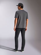 Alpinestars Blaze 2.0 CSF Tee, houtskoolgrijs, achteraanzicht, T-shirt met korte mouwen, gedragen met een zwarte broek en een zwarte mesh pet, casual motorsport streetwear
