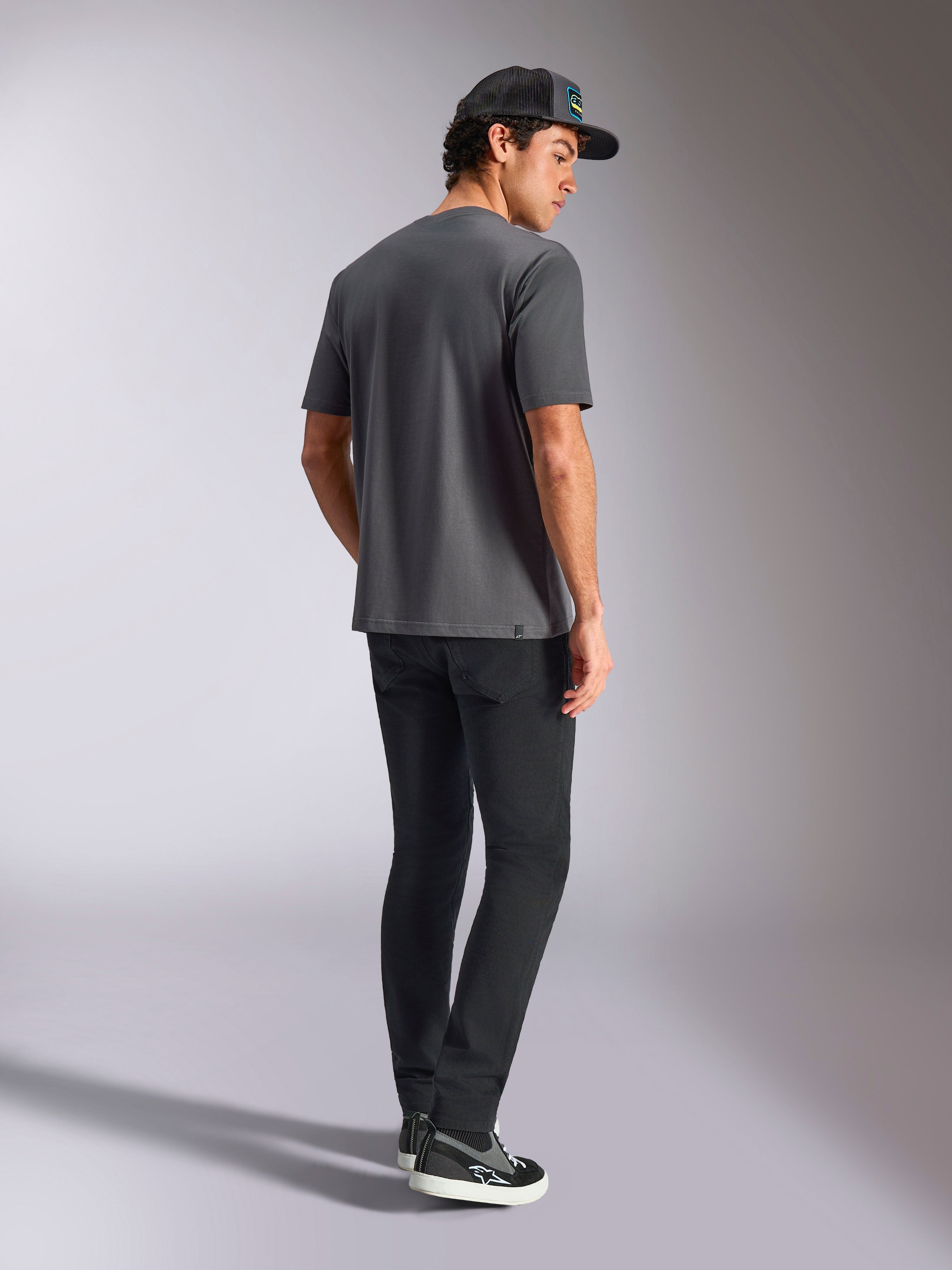 Alpinestars Blaze 2.0 CSF Tee, T-shirt met korte mouwen, grijs, achteraanzicht gedragen door model met zwarte broek en een zwarte pet, casual motorsport streetwear