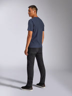 Alpinestars Blaze 2.0 CSF Tee, T-shirt met korte mouwen, marineblauw, achteraanzicht op model, gecombineerd met zwarte broek en sneakers, casual motorsport-geïnspireerde streetwear