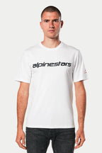Alpinestars Linear Wordmark 2.0 CSF Tee, Kurzarm-T-Shirt, Weiß mit schwarzem linearem Schriftzug auf der Brust und rotem Logo am Ärmel, von einem Model mit dunklen Jeans getragen, lässige Motorsport-Streetwear