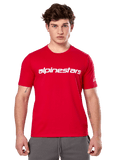 Alpinestars Linear Wordmark 2.0 CSF T-shirt, rood shirt met korte mouwen, wit lineair woordmerk op de borst en Ageless-logo op de mouw, mannelijk model met grijze joggingbroek, casual motorsport-geïnspireerde streetwear