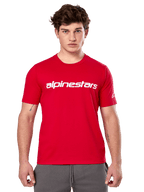 Alpinestars Linear Wordmark 2.0 CSF T-shirt, rood shirt met korte mouwen, wit lineair woordmerk op de borst en Ageless-logo op de mouw, mannelijk model met grijze joggingbroek, casual motorsport-geïnspireerde streetwear