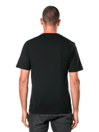 T-shirt Alpinestars Ride 4.0 CSF, vue de dos, t-shirt noir à manches courtes, vêtement de sport décontracté d'inspiration sport automobile, porté par un homme avec un jean foncé