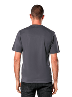 T-shirt Alpinestars Ride 4.0 CSF, vue de dos, t-shirt à manches courtes anthracite, design uni au dos avec coupe cousue, porté avec un jean noir, streetwear décontracté inspiré des sports mécaniques
