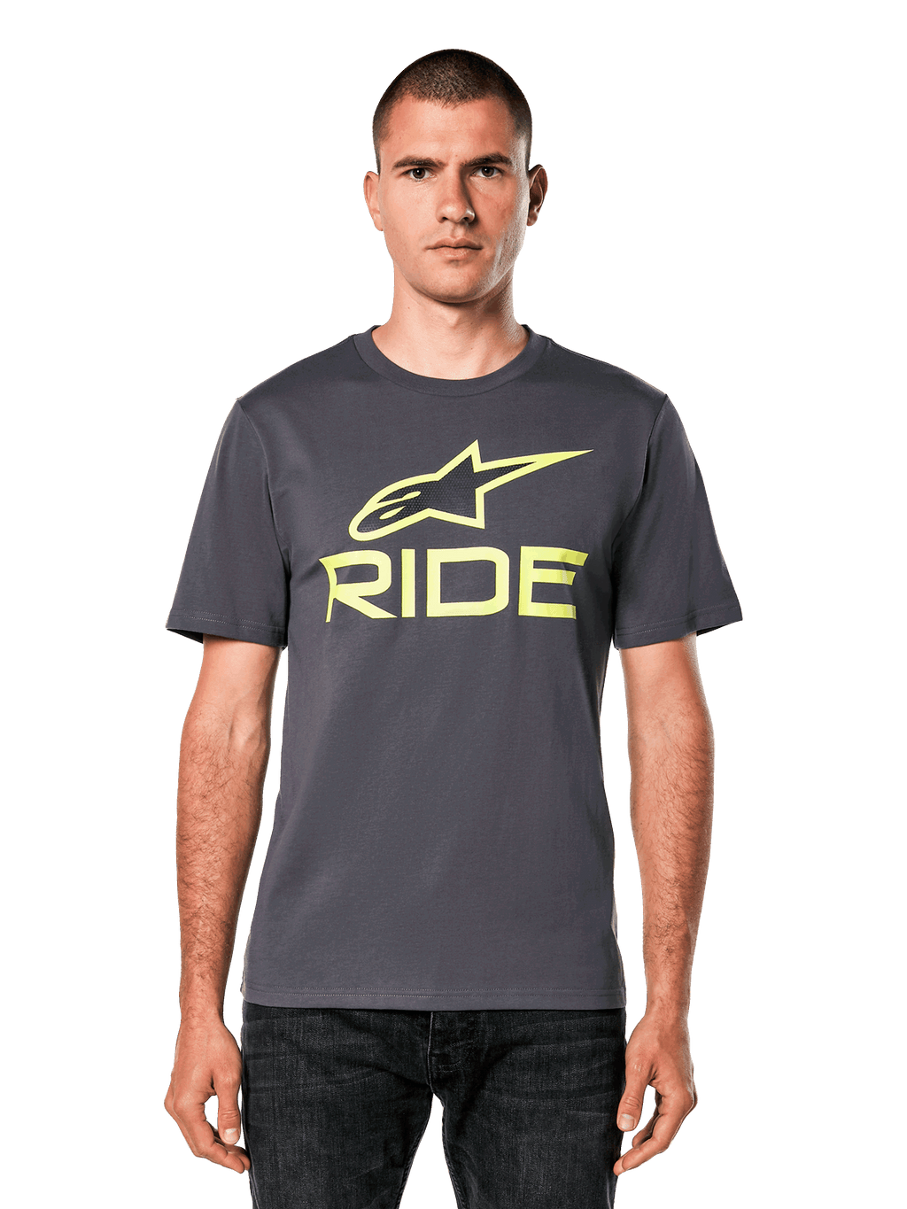 Alpinestars Ride 4.0 CSF Tee, t-shirt à manches courtes, gris anthracite avec logos Astars et Ride jaune citron, style streetwear décontracté, porté par un mannequin avec un jean foncé sur fond blanc