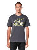 Alpinestars Ride 4.0 CSF Tee, t-shirt à manches courtes, gris anthracite avec logos Astars et Ride jaune citron, style streetwear décontracté, porté par un mannequin avec un jean foncé sur fond blanc