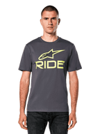 Alpinestars Ride 4.0 CSF Tee, t-shirt à manches courtes, gris anthracite avec logos Astars et Ride jaune citron, style streetwear décontracté, porté par un mannequin avec un jean foncé sur fond blanc
