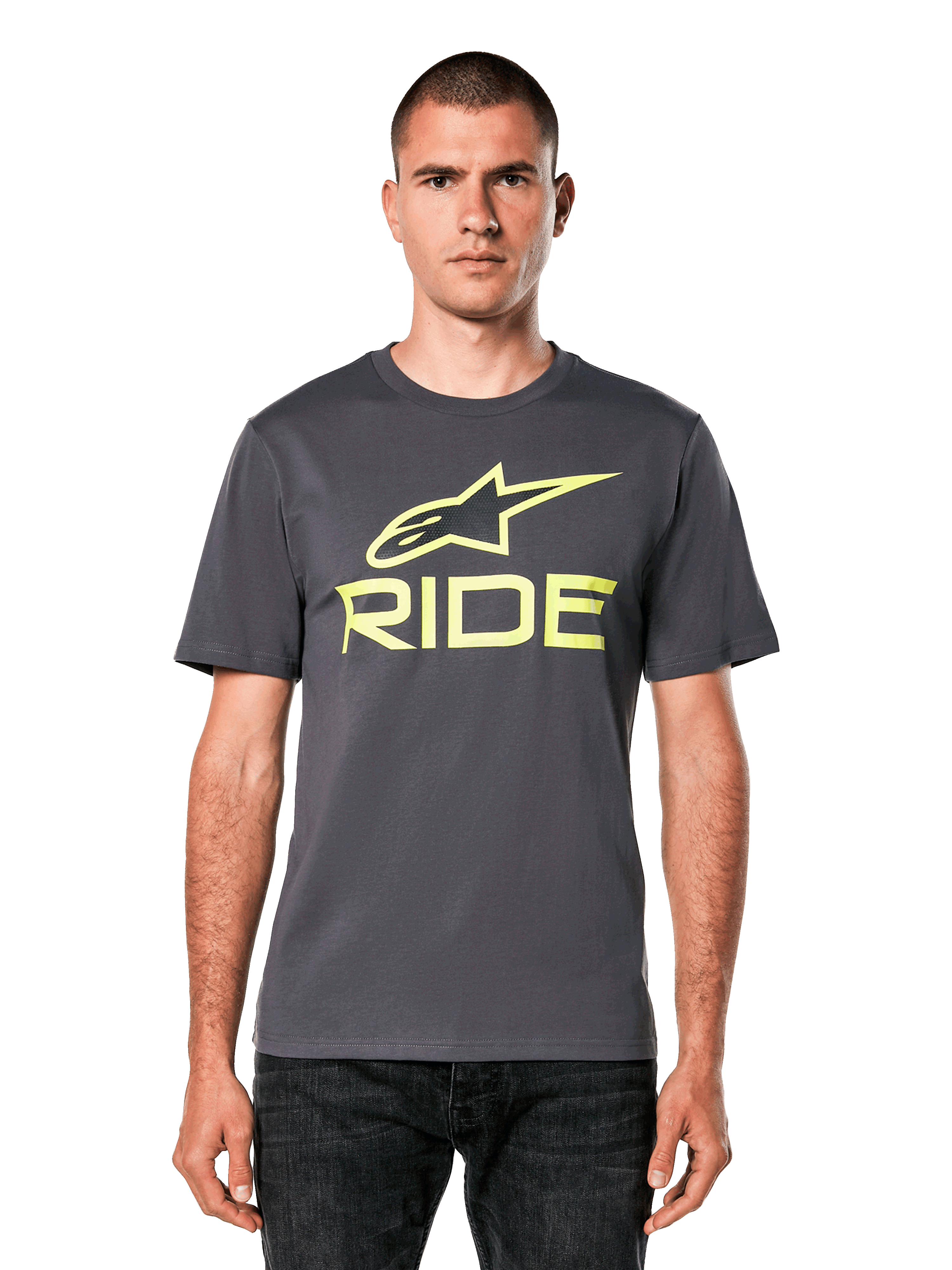 Alpinestars Ride 4.0 CSF Tee, t-shirt à manches courtes, gris anthracite avec logos Astars et Ride jaune citron, style streetwear décontracté, porté par un mannequin avec un jean foncé sur fond blanc