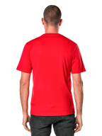 T-shirt Alpinestars Ride 4.0 CSF, t-shirt à manches courtes, rouge, vue de dos sur modèle, tissu rouge vif avec une petite étiquette de marque noire à l'ourlet, style streetwear décontracté inspiré des sports mécaniques