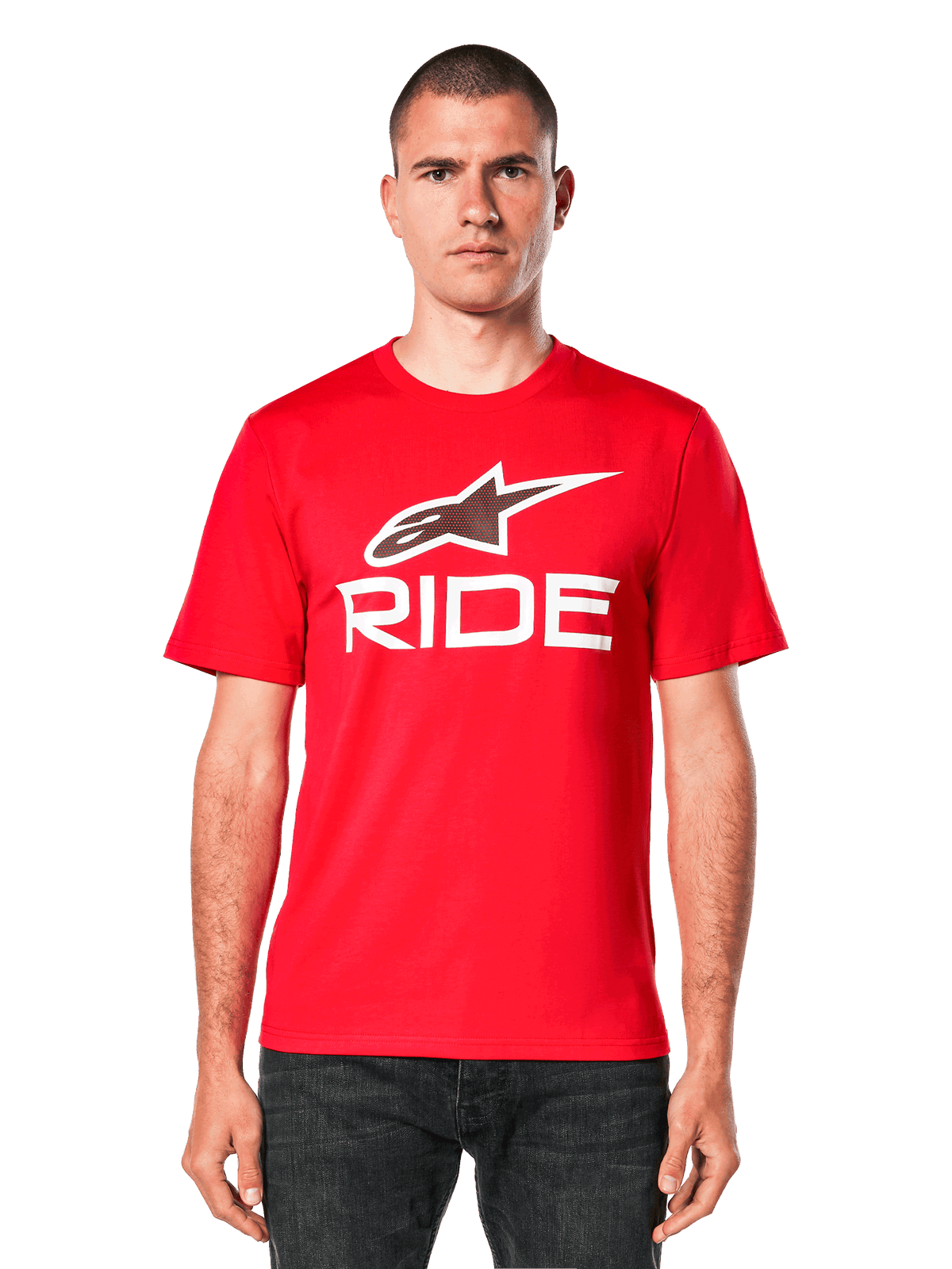 Alpinestars Ride 4.0 CSF Tee, rood T-shirt met korte mouwen, wit Alpinestars sterlogo en "RIDE" graphic op de borst, vooraanzicht op model, casual motorsportkleding