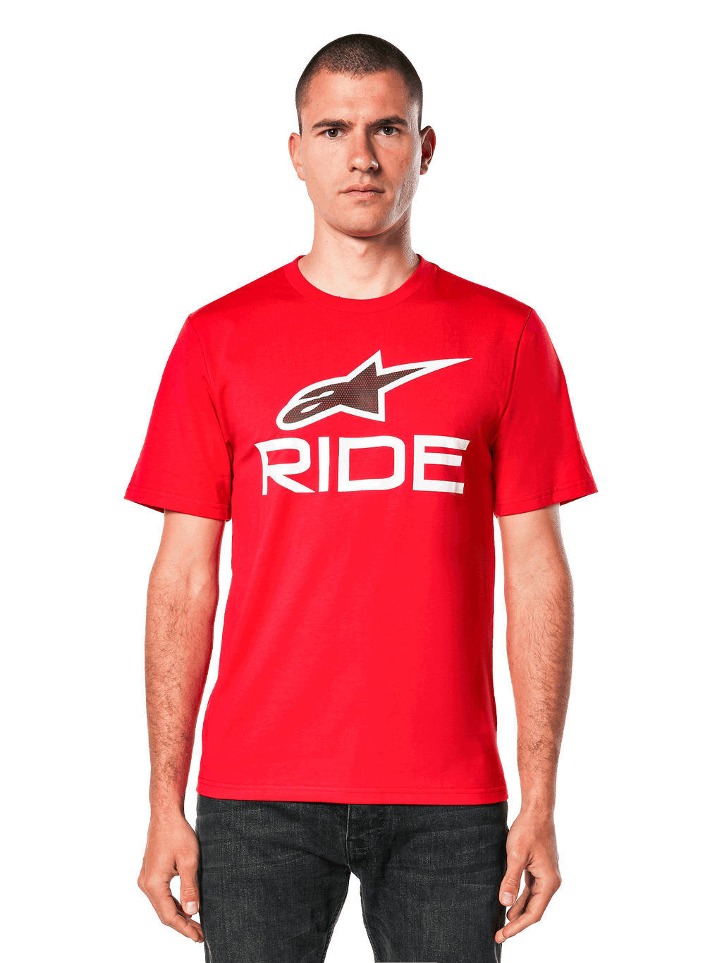 Alpinestars Ride 4.0 CSF Tee, t-shirt rouge à manches courtes, logo étoile Alpinestars blanc et graphisme « RIDE » sur la poitrine, vue de face sur modèle, vêtement de sport automobile décontracté