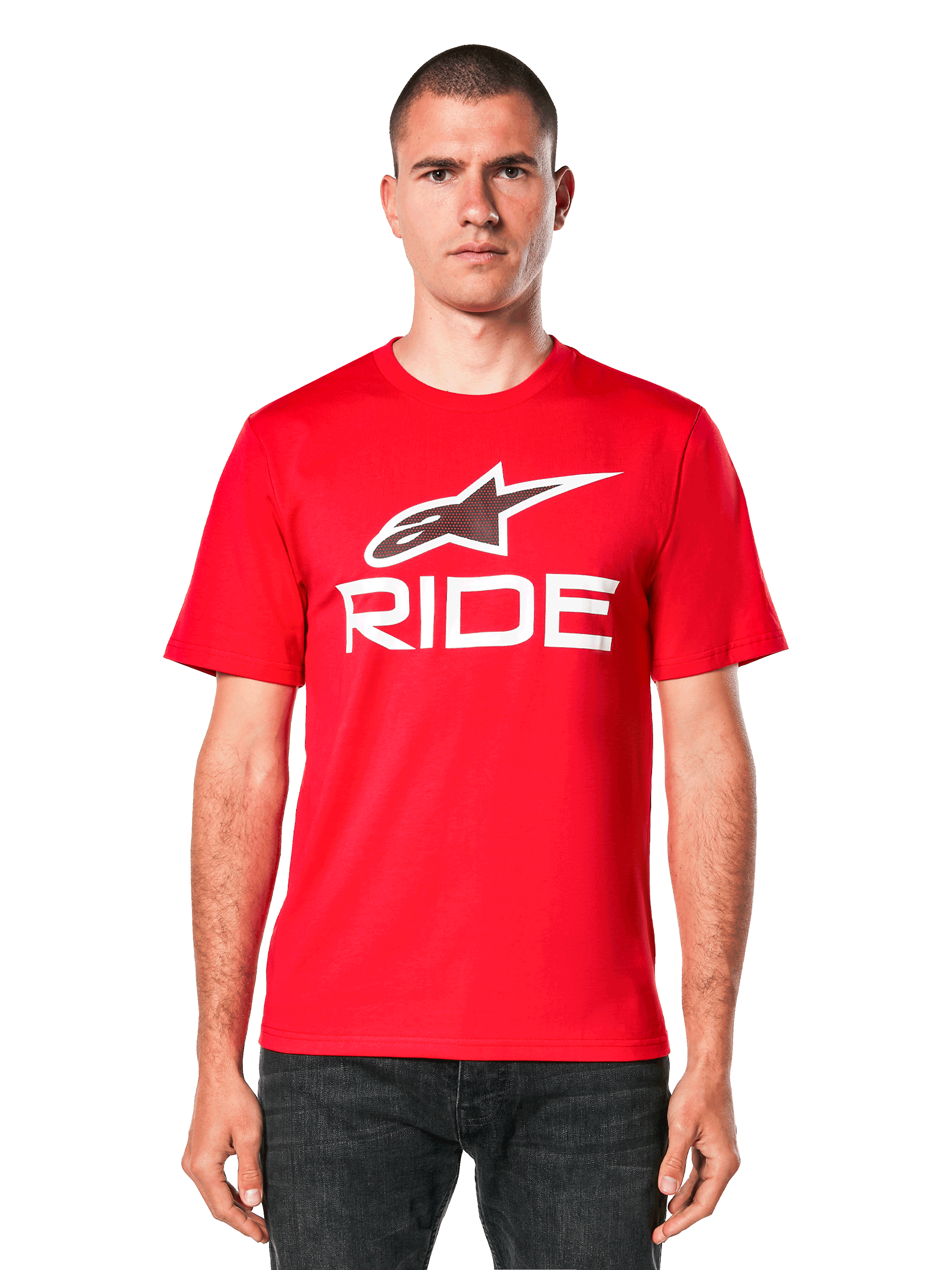 Alpinestars Ride 4.0 CSF Tee, t-shirt rouge à manches courtes, logo étoile Alpinestars blanc et graphisme « RIDE » sur la poitrine, vue de face sur modèle, vêtement de sport automobile décontracté