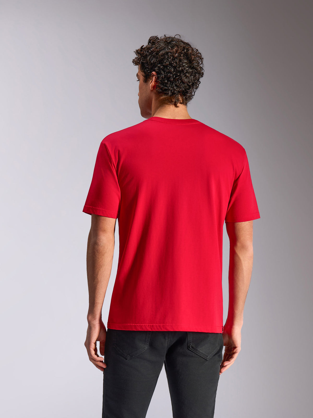 Alpinestars Ride 4.0 CSF Tee, achteraanzicht, t-shirt met korte mouwen, rood, casual streetwear geïnspireerd op de motorsport, gedragen met zwarte broek