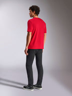 Alpinestars Ride 4.0 CSF Tee, t-shirt met korte mouwen, rood, achteraanzicht van model met zwarte broek en sneakers, casual motorsport streetwear