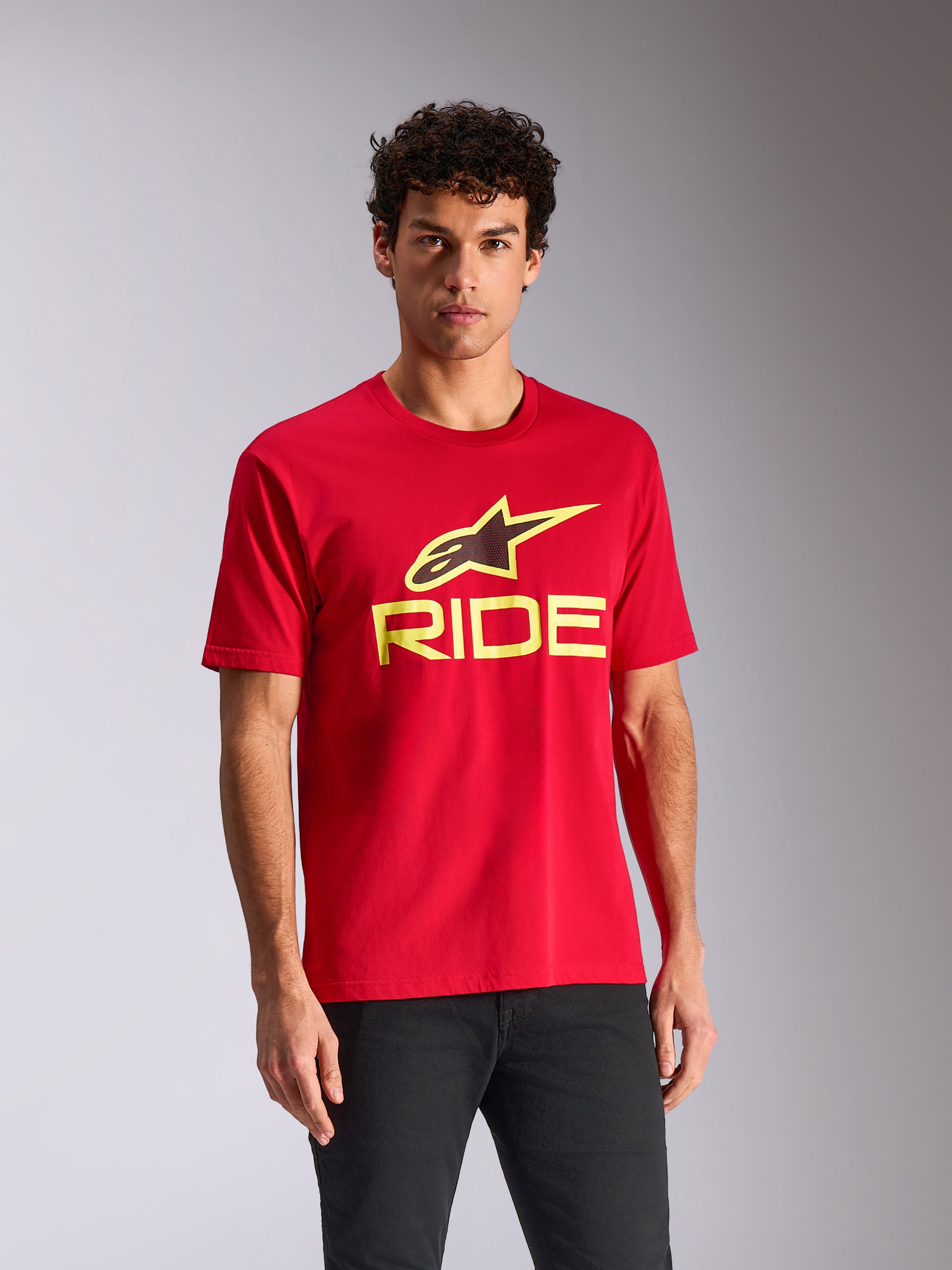 Alpinestars Ride 4.0 CSF Tee, T-shirt met korte mouwen, rood, hi-vis geel en zwart Ride-logo, casual motorsport streetwear