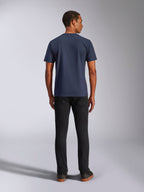 Alpinestars Ride 4.0 CSF Tee, kurzärmeliges T-Shirt, Marineblau, Rückansicht am Modell, kombiniert mit schwarzer Jeans, lässige, vom Motorsport inspirierte Streetwear