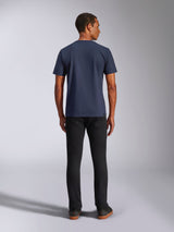 Alpinestars Ride 4.0 CSF Tee, kurzärmeliges T-Shirt, Marineblau, Rückansicht am Modell, kombiniert mit schwarzer Jeans, lässige, vom Motorsport inspirierte Streetwear