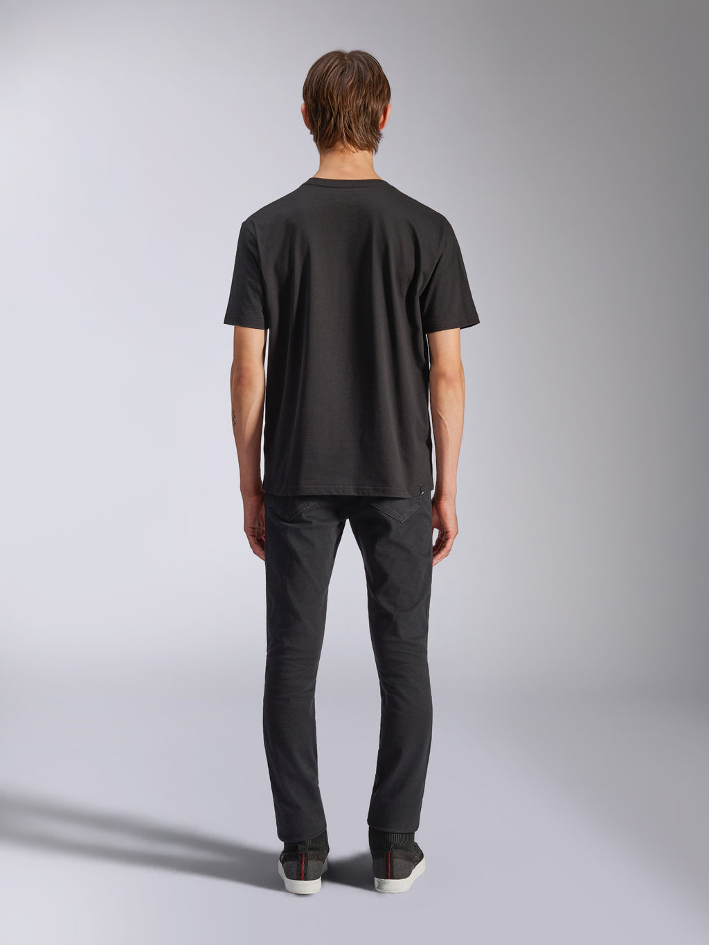 T-shirt Alpinestars CSF, t-shirt à manches courtes, noir, vue de dos sur mannequin, style motorsport streetwear décontracté