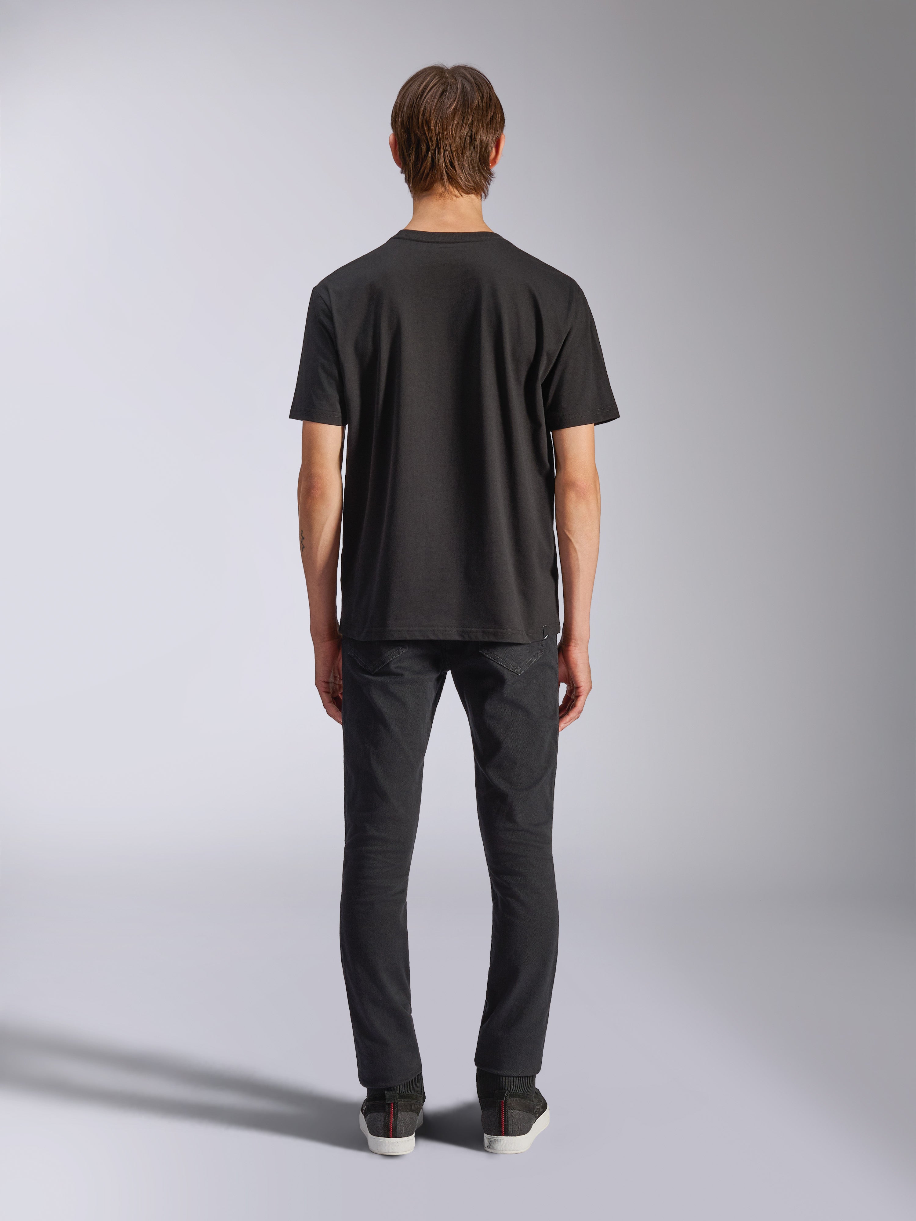 T-shirt Alpinestars CSF, t-shirt à manches courtes, noir, vue de dos sur mannequin, style motorsport streetwear décontracté