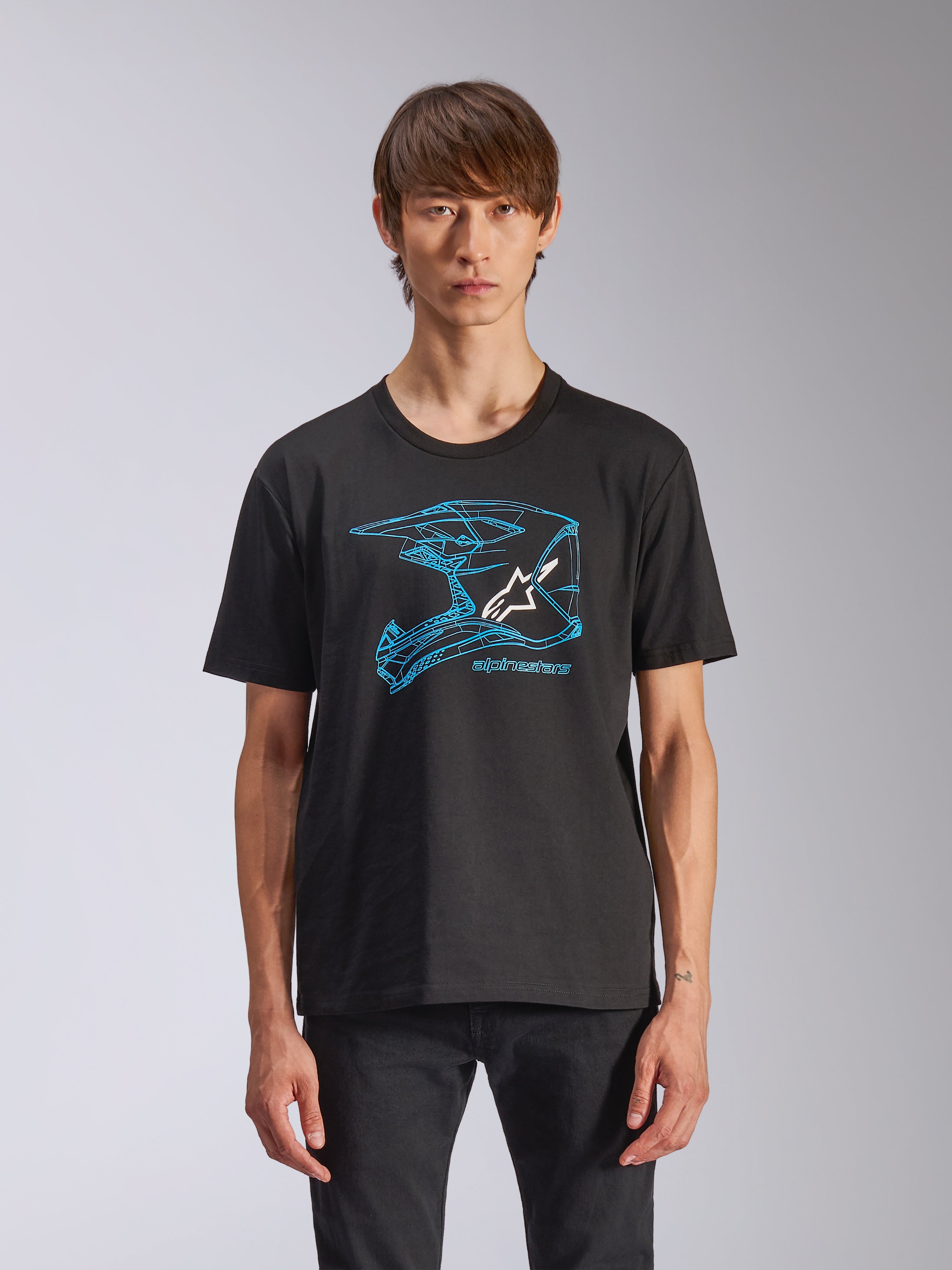 Alpinestars CSF Tee, t-shirt à manches courtes noir, graphisme de casque de motocross bleu avec logo Astars blanc, streetwear décontracté d'inspiration sport automobile porté par un mannequin