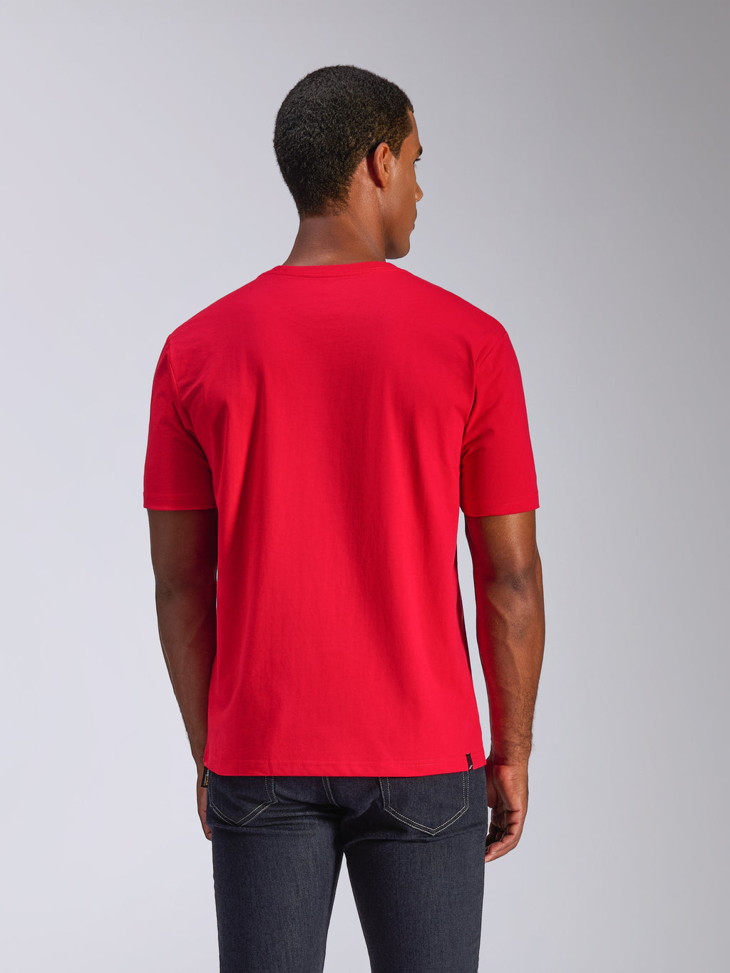 Alpinestars CSF Tee, t-shirt à manches courtes, rouge, vue de dos, porté avec un jean foncé, streetwear motorsport décontracté