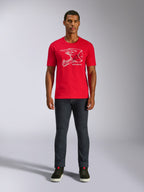 T-shirt Alpinestars MX Helmet CSF, t-shirt à manches courtes, rouge, graphisme de casque MX blanc, vêtement de sport mécanique décontracté, porté avec un jean foncé et des baskets