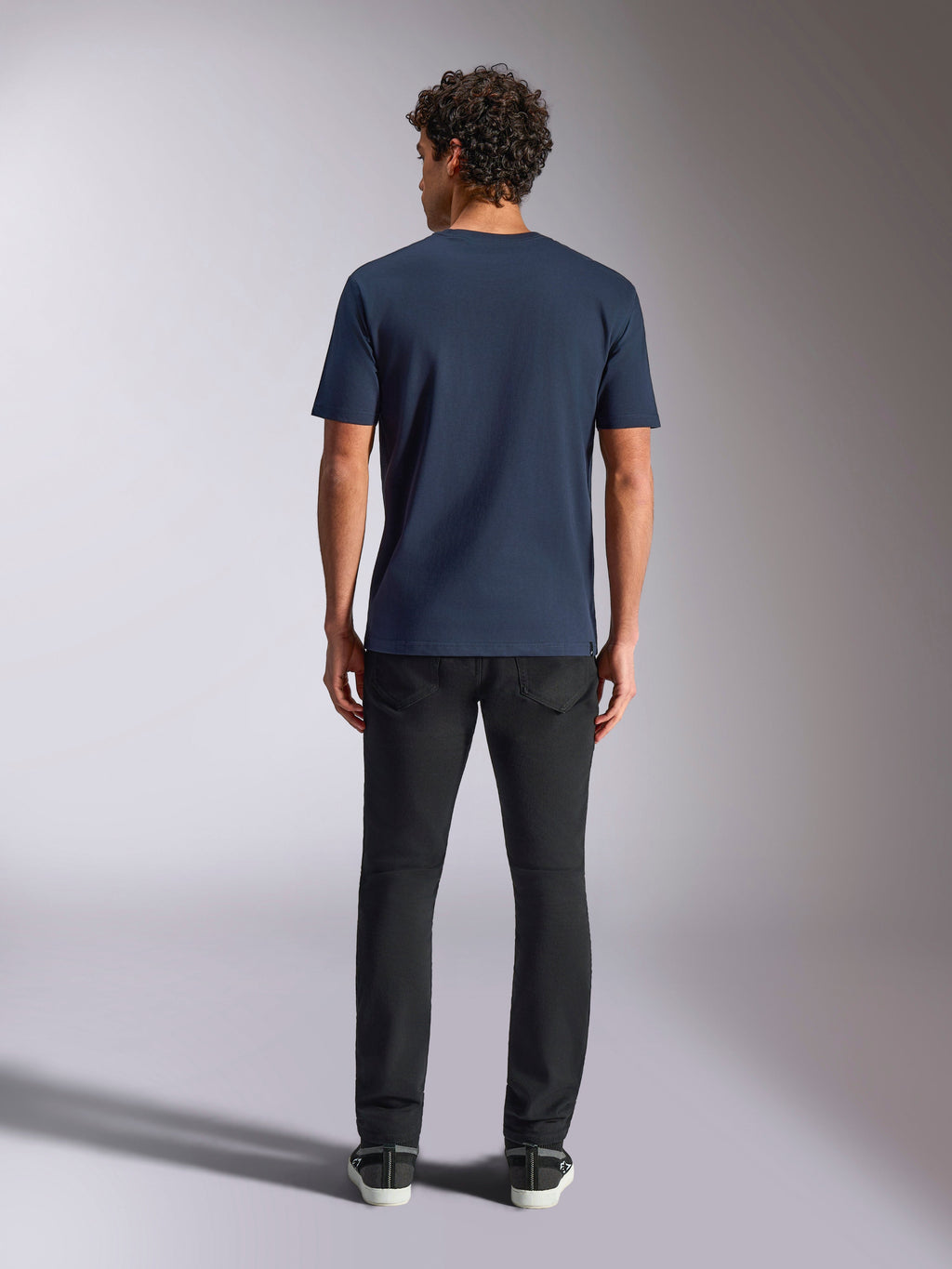 Alpinestars MX Helmet CSF Tee, T-shirt met korte mouwen, marineblauw, achteraanzicht op model, gecombineerd met een zwarte broek, casual motorsport-geïnspireerde streetwear