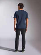 Alpinestars MX Helmet CSF Tee, T-shirt met korte mouwen, marineblauw, achteraanzicht op model, gecombineerd met een zwarte broek, casual motorsport-geïnspireerde streetwear