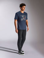 Alpinestars MX Helmet CSF Tee, T-shirt met korte mouwen, marineblauw, met witte lijntekening van een motorcrosshelm en rood sterlogo, casual motorsport-geïnspireerde streetwear gedragen met een zwarte broek en hoge sneakers