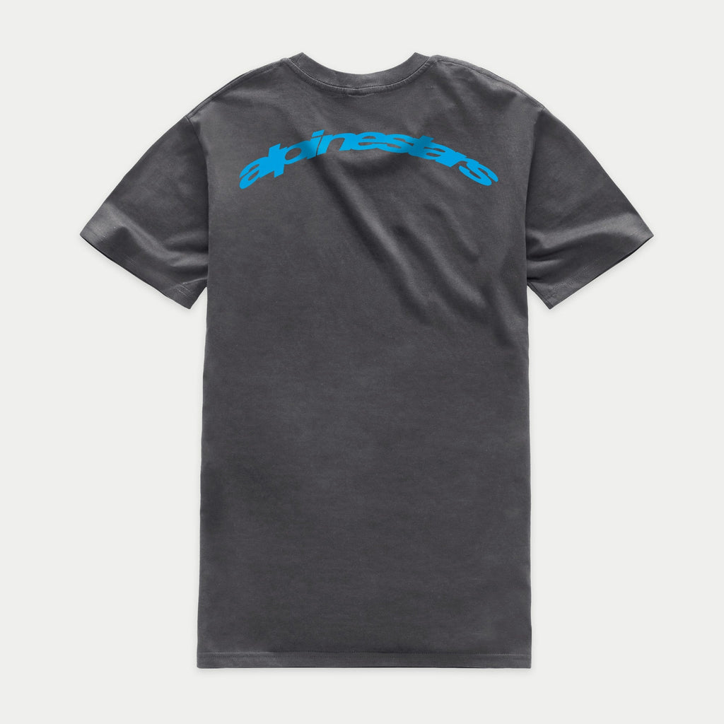 Alpinestars Horizon CSF Tee, kurzärmeliges T-Shirt, Anthrazit, Rückansicht mit blauem, bogenförmigem Alpinestars-Schriftzug über den Schultern, lässige Sportbekleidung