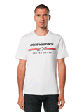 Alpinestars Betteryet CSF T-shirt, wit T-shirt met korte mouwen, voorzien van een zwart Alpinestars-logo en rode en grijze strepen met "Racing Ahead" graphic, gedragen door een man met een donkere jeans, casual motorsport streetwear