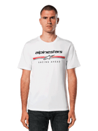 Alpinestars Betteryet CSF T-shirt, wit T-shirt met korte mouwen, voorzien van een zwart Alpinestars-logo en rode en grijze strepen met "Racing Ahead" graphic, gedragen door een man met een donkere jeans, casual motorsport streetwear